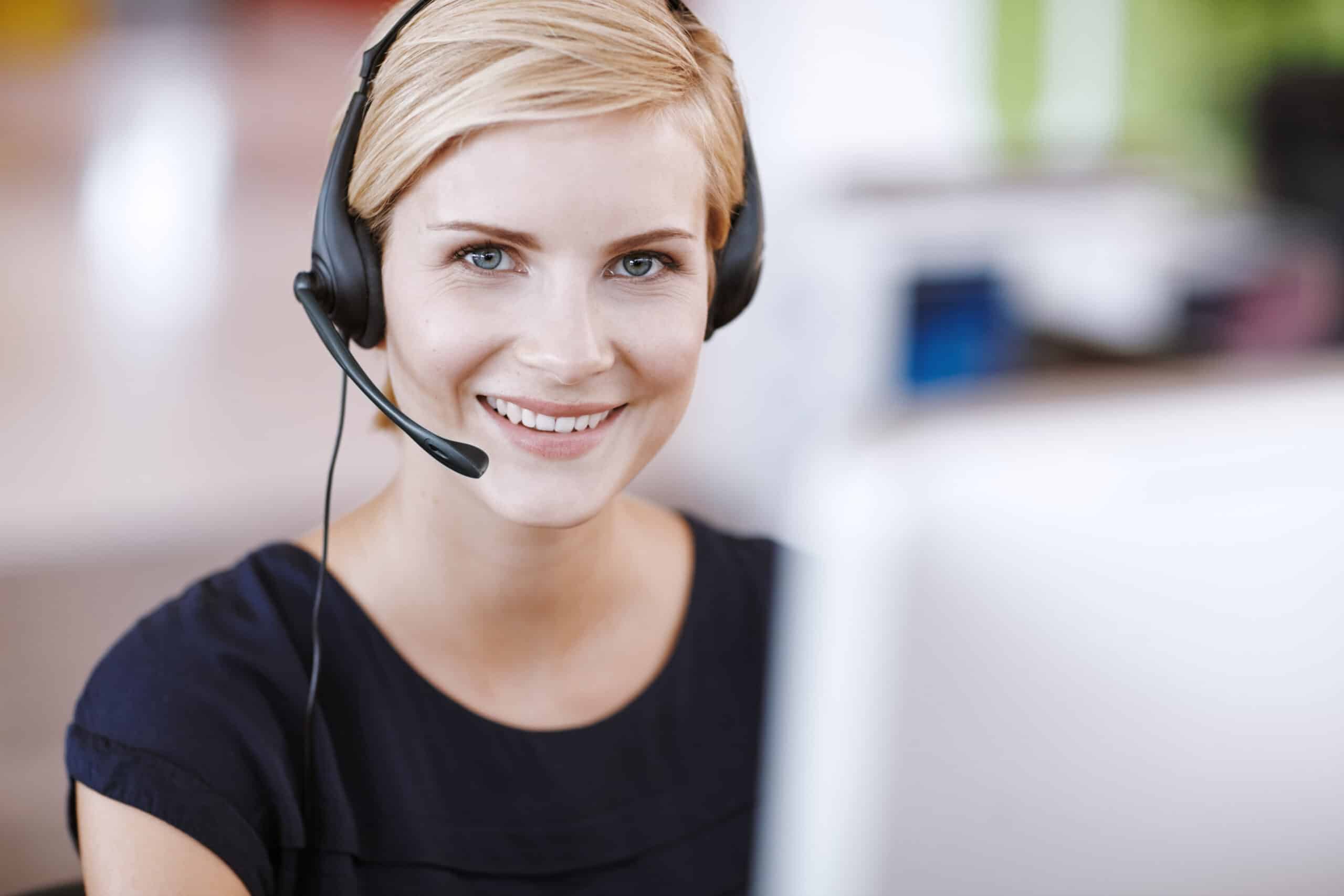 | GRIN Frau nimmt telefonische Anfrage entgegen