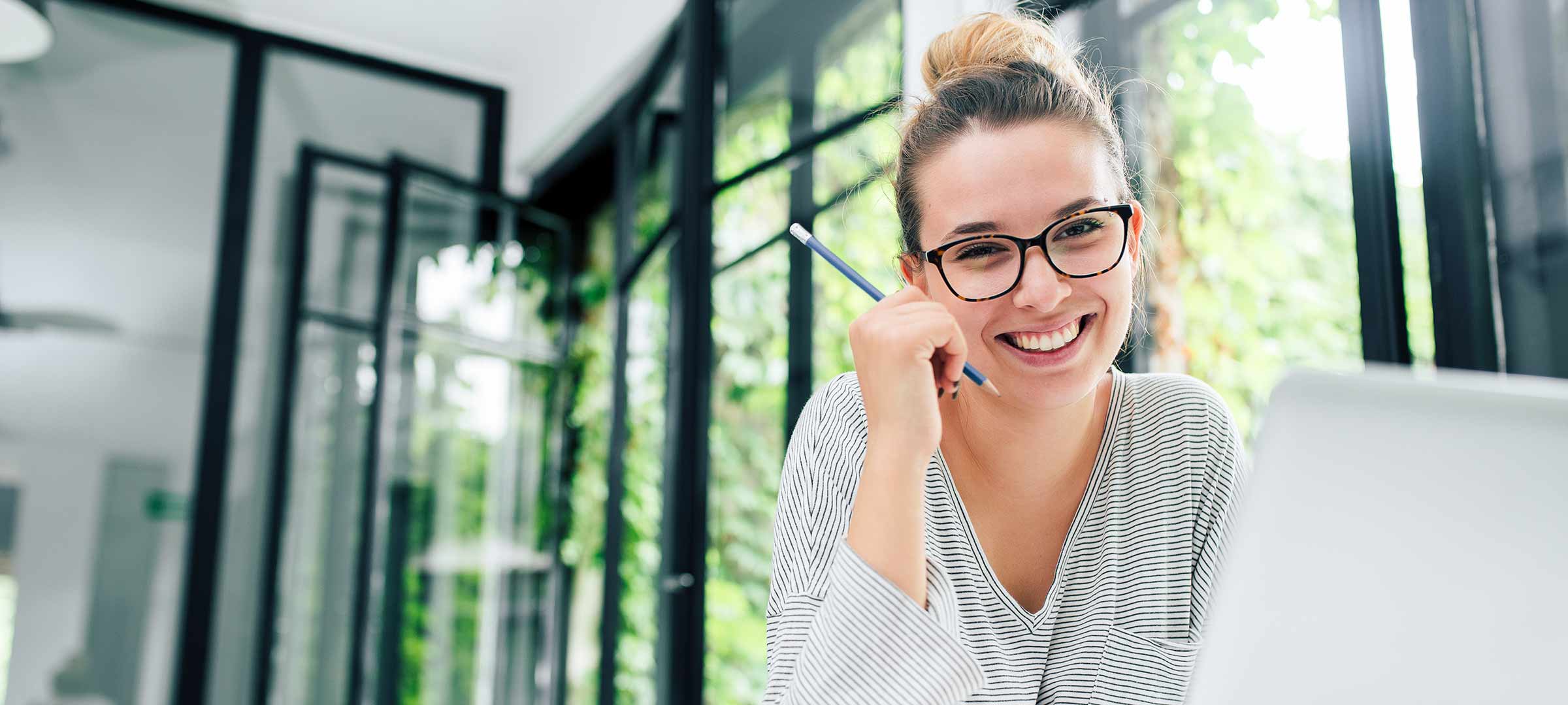 | GRIN Titelbild: Studentin schreibt an ihrer Hausarbeit