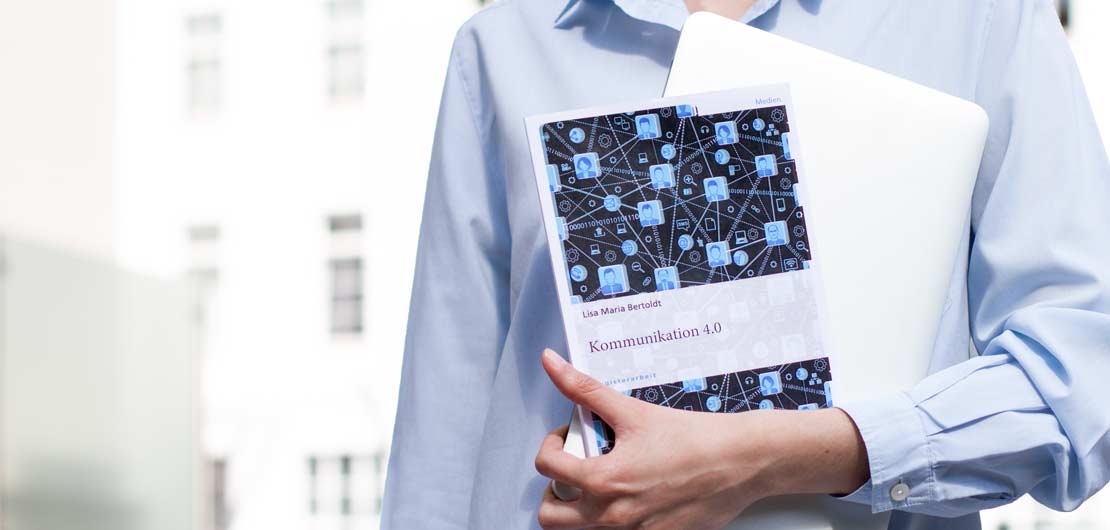 | GRIN Vorschaubild: Studentin mit Buch und Laptop im Arm