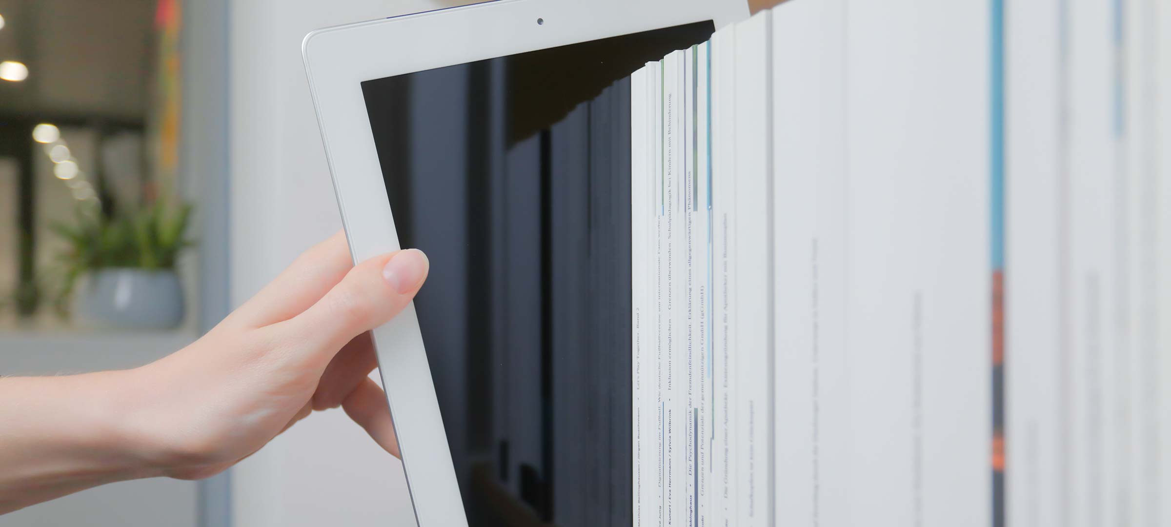 | GRIN Titelbild: Tablet in einem Regal mit Büchern
