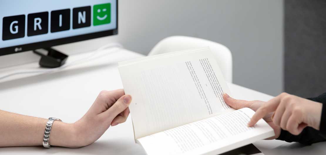 | GRIN Vorschaubild: Zwei Personen arbeiten mit einem Buch