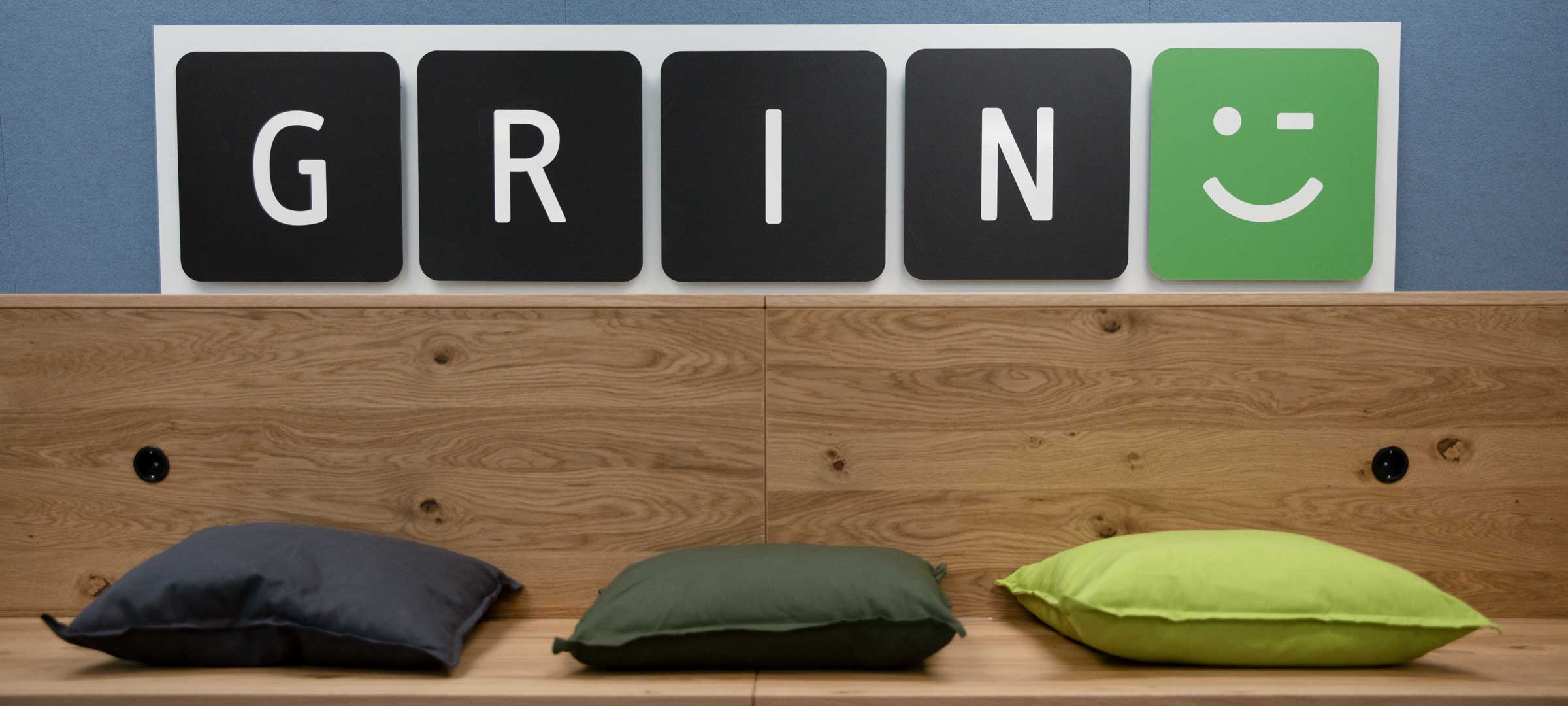 | GRIN Titelbild: Sitzbereich mit Logo von GRIN