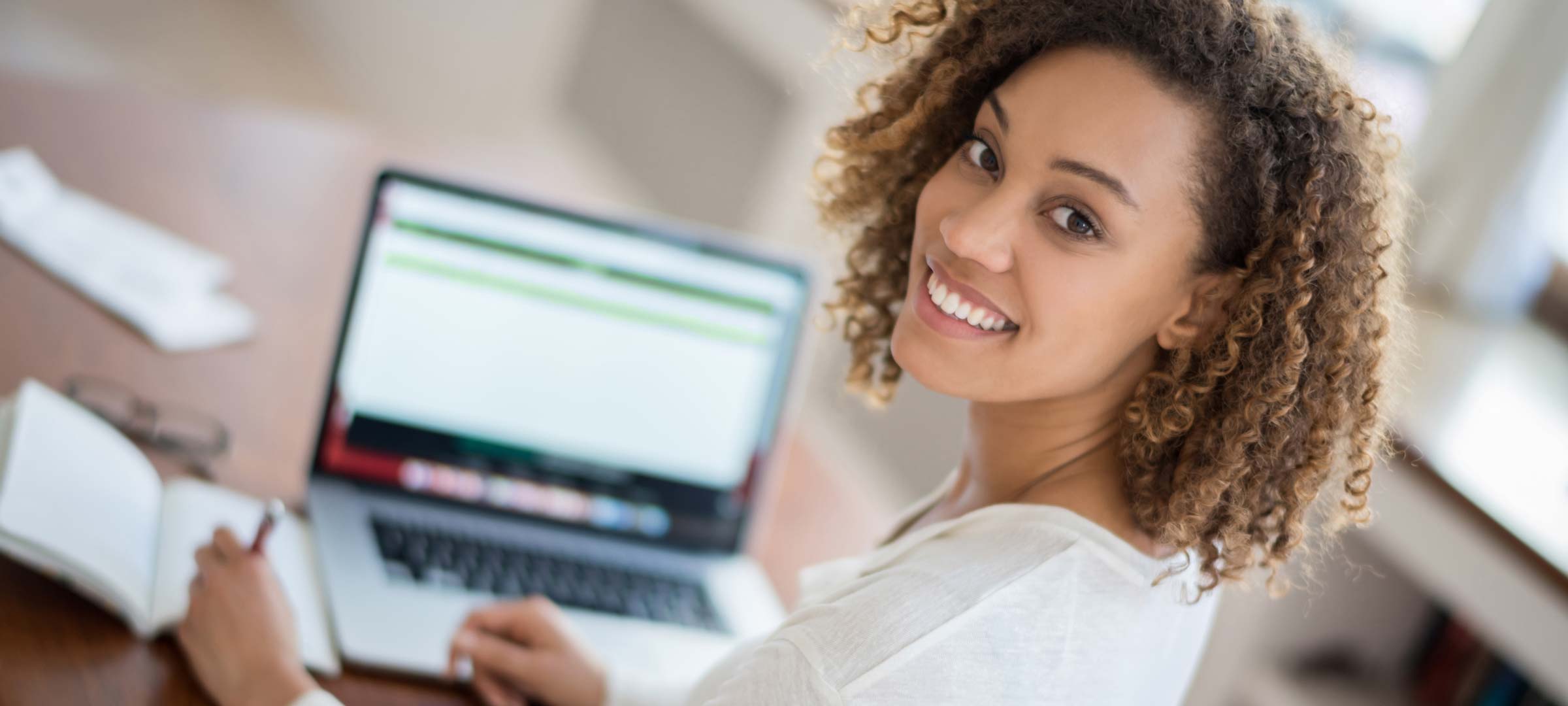| GRIN Titelbild: Studentin recherchiert im Internet für ihre Hausarbeit