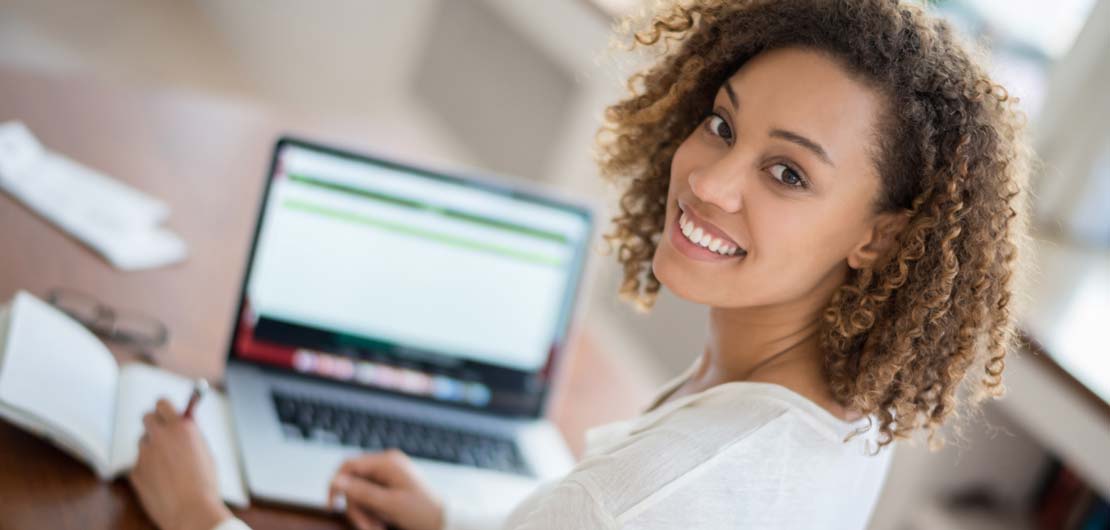 | GRIN Vorschaubild: Studentin recherchiert im Internet für ihre Hausarbeit