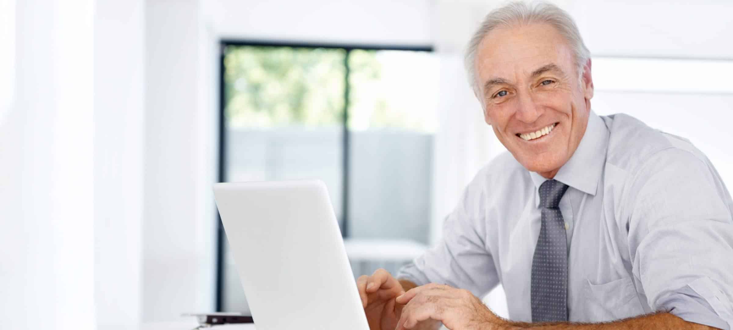 | GRIN Titelbild: Fachbuchautor am Laptop